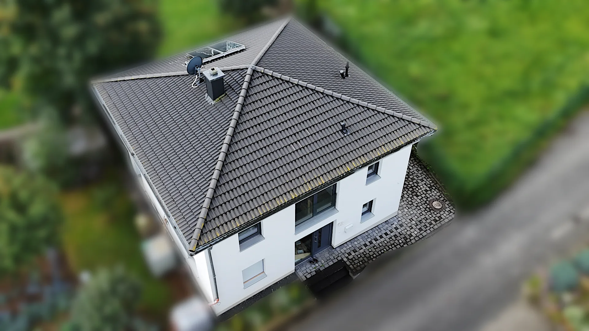 Drohnenaufnahme eines Gebäudes zur Photovoltaik Planung